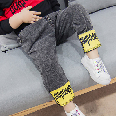 Детски дънки с цветни елементи и надпис в тъмен цвят