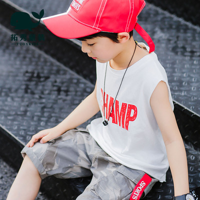 Модерен детски потник за момче с надпис и отворен гръб в бял и зелен цвят