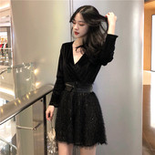 Κομψή κυρία φόρεμα με μακριά μανίκια και ντεκολτέ σε σχήμα V