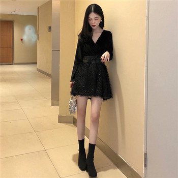 Κομψή κυρία φόρεμα με μακριά μανίκια και ντεκολτέ σε σχήμα V