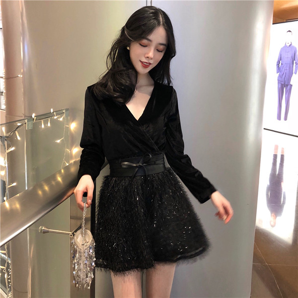 Κομψή κυρία φόρεμα με μακριά μανίκια και ντεκολτέ σε σχήμα V