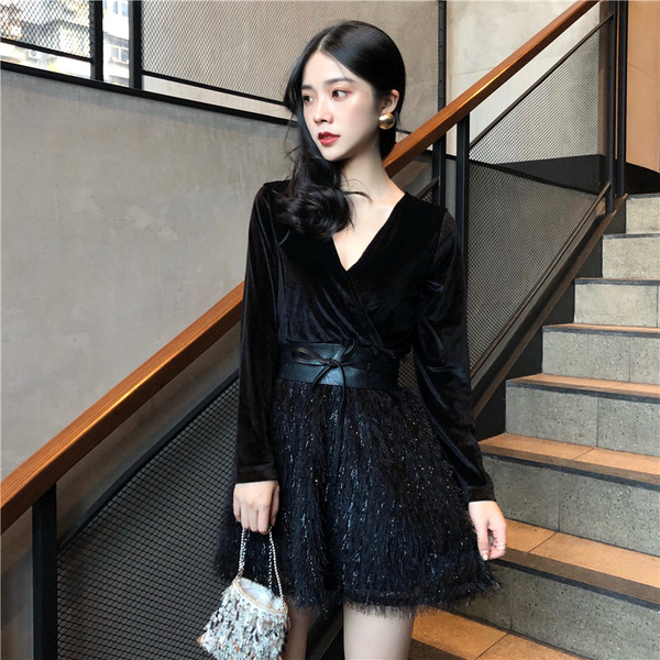 Κομψή κυρία φόρεμα με μακριά μανίκια και ντεκολτέ σε σχήμα V