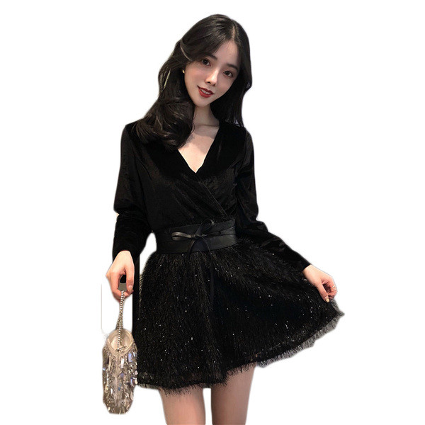 Κομψή κυρία φόρεμα με μακριά μανίκια και ντεκολτέ σε σχήμα V