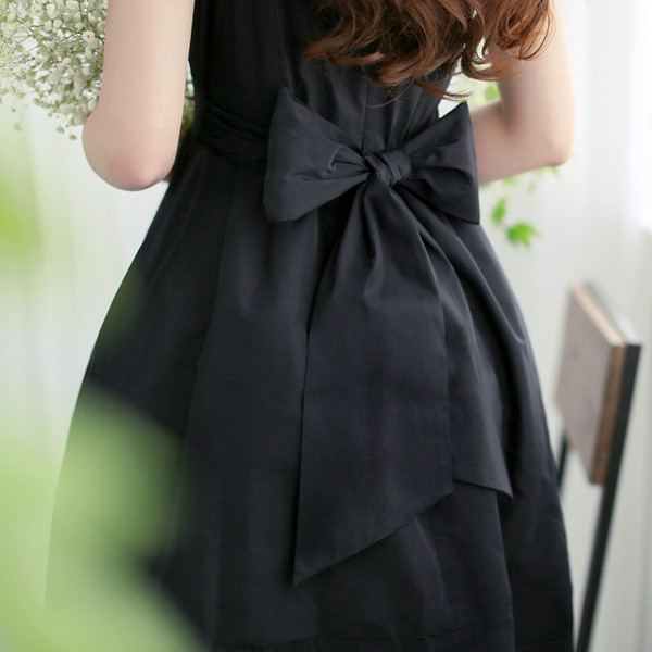 Model elegant de rochie de dama cu panglica