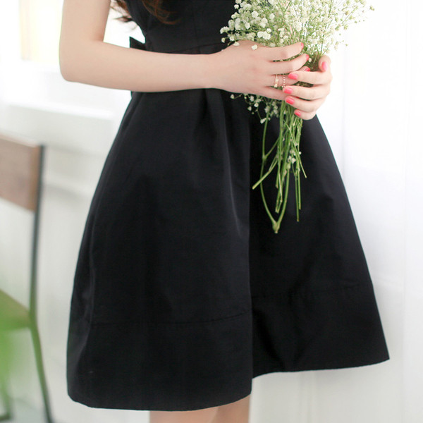 Model elegant de rochie de dama cu panglica