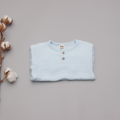 Καθαρό μωρό μοντέλο T-shirt με λευκά και μπλε κουμπιά