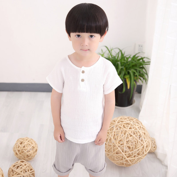 Καθαρό μωρό μοντέλο T-shirt με λευκά και μπλε κουμπιά