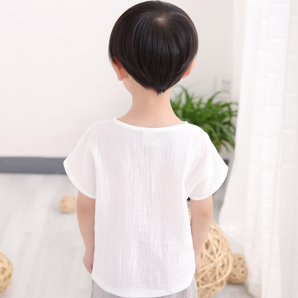 Καθαρό μωρό μοντέλο T-shirt με λευκά και μπλε κουμπιά