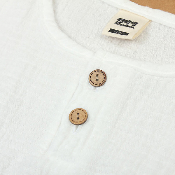 Καθαρό μωρό μοντέλο T-shirt με λευκά και μπλε κουμπιά