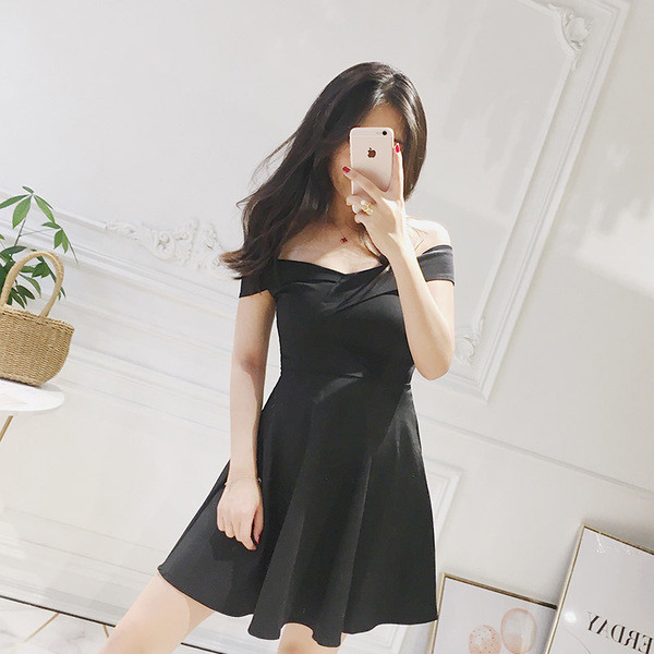 Éteri női ruha fekete színben