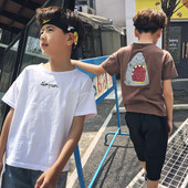 Модерна детска тениска за момче с апликация и надпис в бял и кафяв цвят