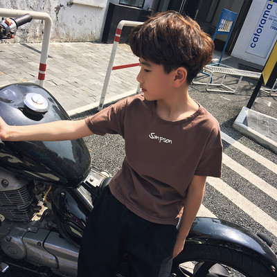 Модерна детска тениска за момче с апликация и надпис в бял и кафяв цвят