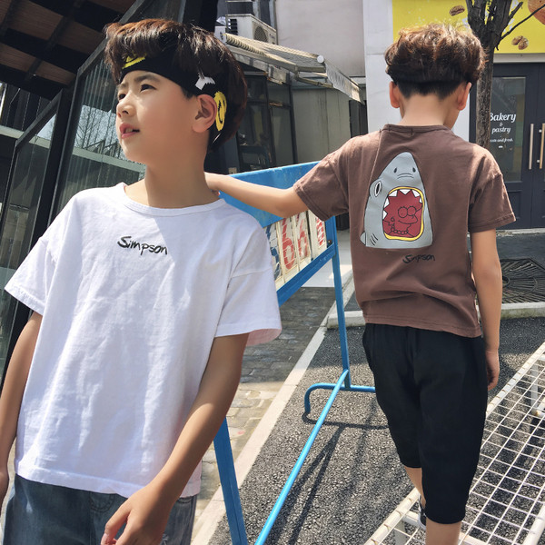 Модерна детска тениска за момче с апликация и надпис в бял и кафяв цвят