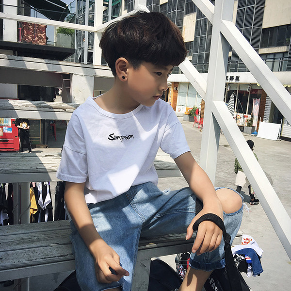 Модерна детска тениска за момче с апликация и надпис в бял и кафяв цвят