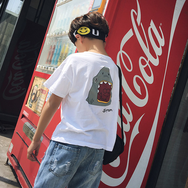 Модерна детска тениска за момче с апликация и надпис в бял и кафяв цвят