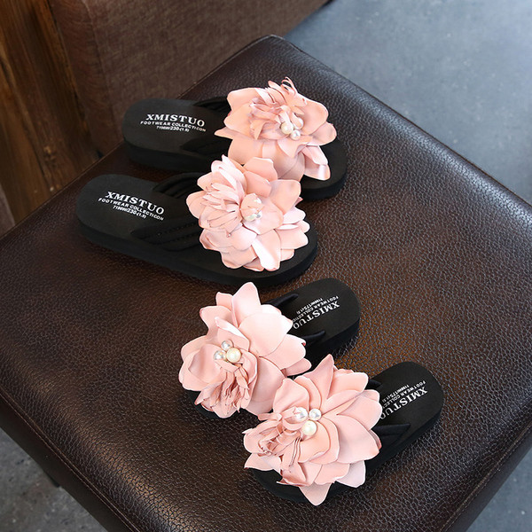 Детски чехли с флорален мотив в светъл цвят