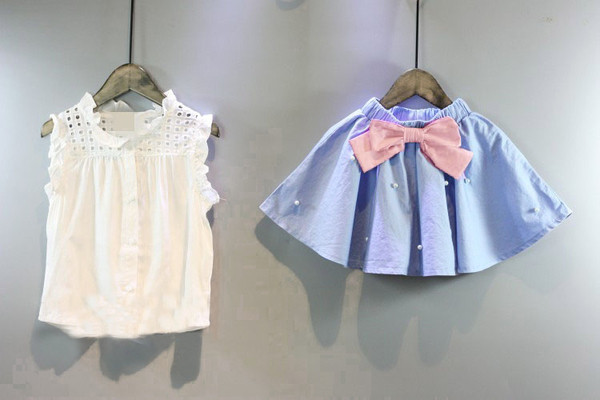 Модерен детски комплект - пола с перли и панделка и потник