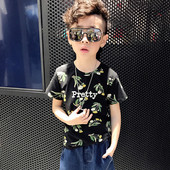 Gyerek póló virágos motívumokkal, fehér és fekete színű felirattal fiúnak és lánynak