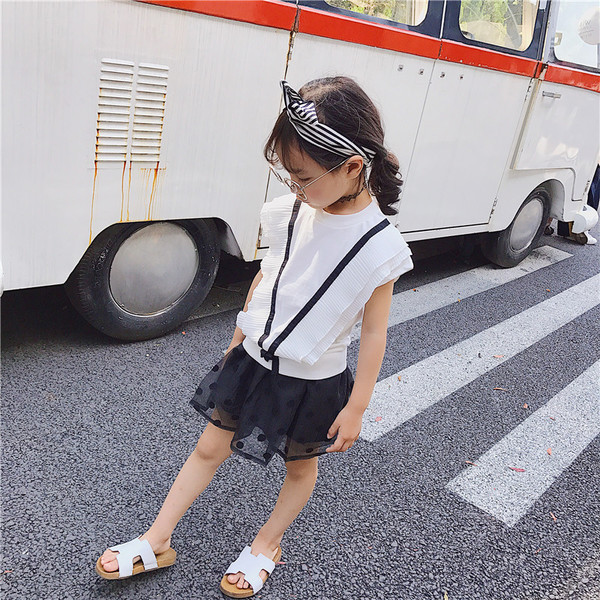 Модерен детски комплект за момичета включващ потник и пола на точки