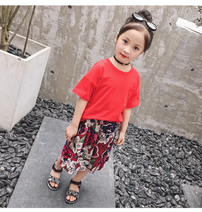 Καθαρό μωρό μοντέλο T-shirt με λευκά και μπλε κουμπιά