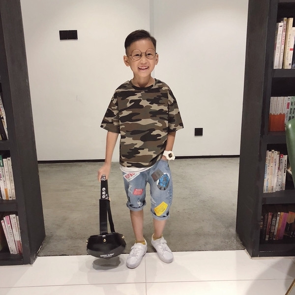 Детска тениска за момче с камуфлажни мотиви и щампа 