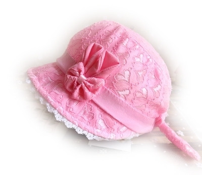 Детска дантелена шапка за момичета с елемент панделка