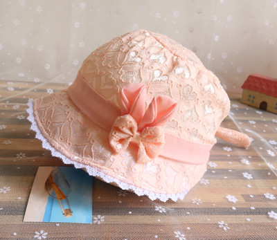 Детска дантелена шапка за момичета с елемент панделка