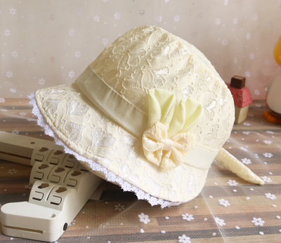 Детска дантелена шапка за момичета с елемент панделка