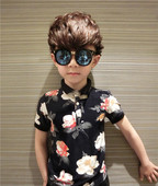 Детска тениска в тъмен цвят с флорални мотиви и яка