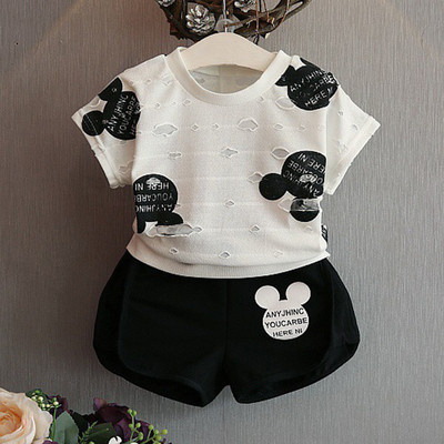 Set sport pentru copii pentru fete - pantaloni scurți și un tricou cu aplicație