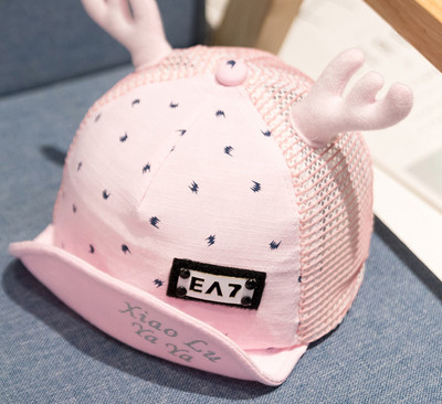 Бебешка модерна шапка с мрежа и 3D елемент