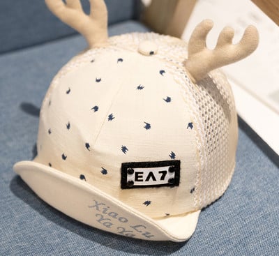 Бебешка модерна шапка с мрежа и 3D елемент