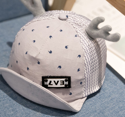 Бебешка модерна шапка с мрежа и 3D елемент