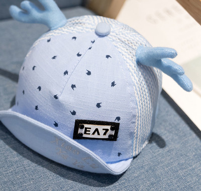 Бебешка модерна шапка с мрежа и 3D елемент