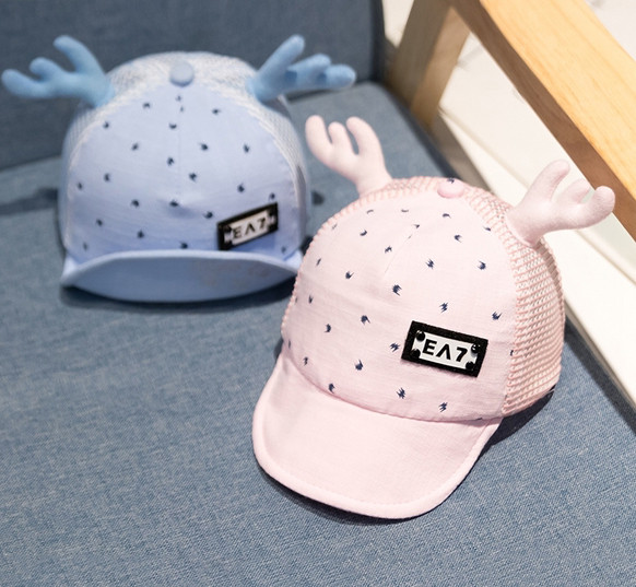 Бебешка модерна шапка с мрежа и 3D елемент