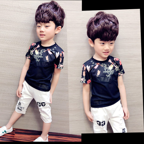 Modern gyerekpóló fiúknak fekete ruhában, hálós és virágmotívumokkal