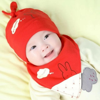 Комплект за бебе - шапка и лигавник в няколко цвята с щампа