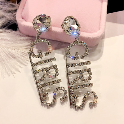 Μακριά σκουλαρίκια κυρίες με επιγραφή και διακοσμητικές πέτρες σε δύο σχέδια