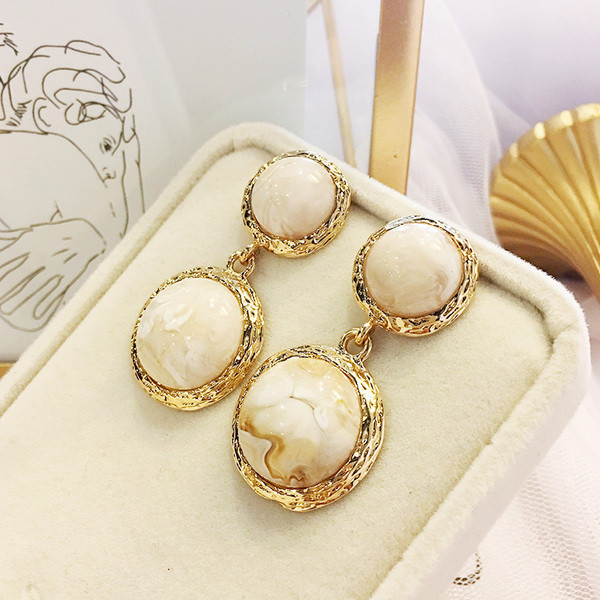 Κομψά σκουλαρίκια κυρίες σε ανοιχτόχρωμο χρώμα