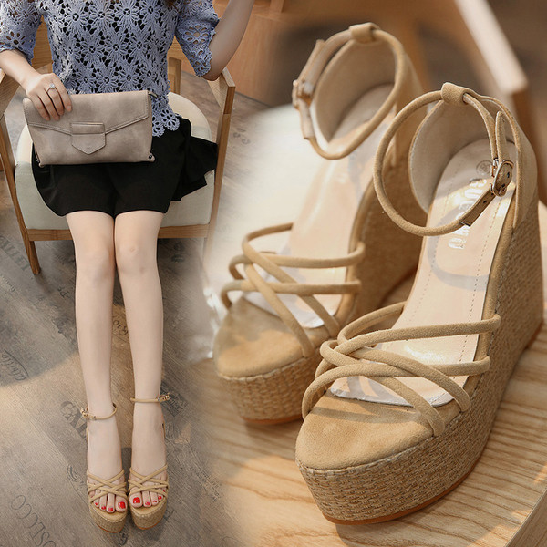 Κομψά γυναικεία σανδάλια σε δύο χρώματα