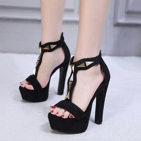 Βελούδινα ψηλά τακούνια σε μαύρο χρώμα