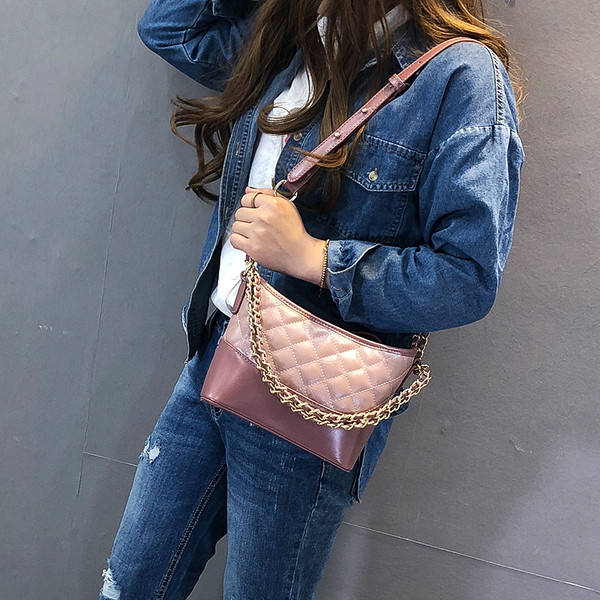 Geanta de dama cu maner lung si elemente metalice