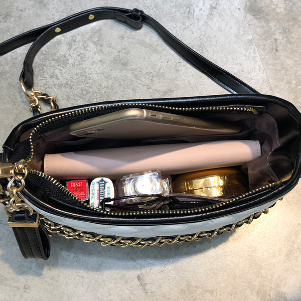 Geanta de dama cu maner lung si elemente metalice