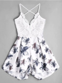 Κομψή κοπέλα μικρού μεγέθους με έγχρωμη εφαρμογή και στοιχείο - δαντέλα