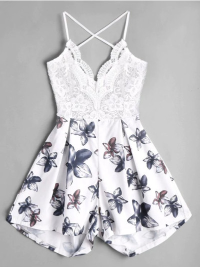 Κομψή κοπέλα μικρού μεγέθους με έγχρωμη εφαρμογή και στοιχείο - δαντέλα