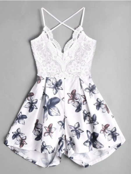 Κομψή κοπέλα μικρού μεγέθους με έγχρωμη εφαρμογή και στοιχείο - δαντέλα