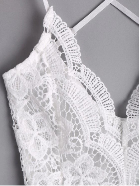 Κομψή κοπέλα μικρού μεγέθους με έγχρωμη εφαρμογή και στοιχείο - δαντέλα