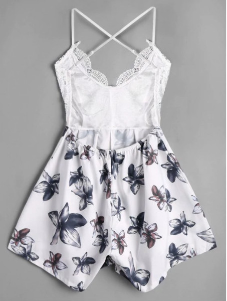 Κομψή κοπέλα μικρού μεγέθους με έγχρωμη εφαρμογή και στοιχείο - δαντέλα