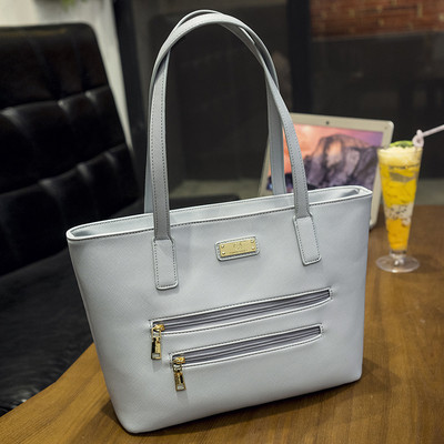 Κομψή γυναικεία τσάντα με εξωτερική τσέπη