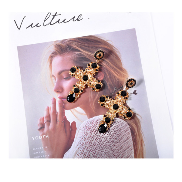 Cercei de dama in forma de cruce cu pietre decorative in doua culori